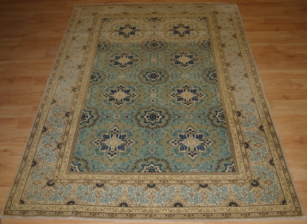 ANTIQUE KASHAN RUG OF FINE WEAVE WTH SOFT COLOURS, CIRCA 1900/20. View II