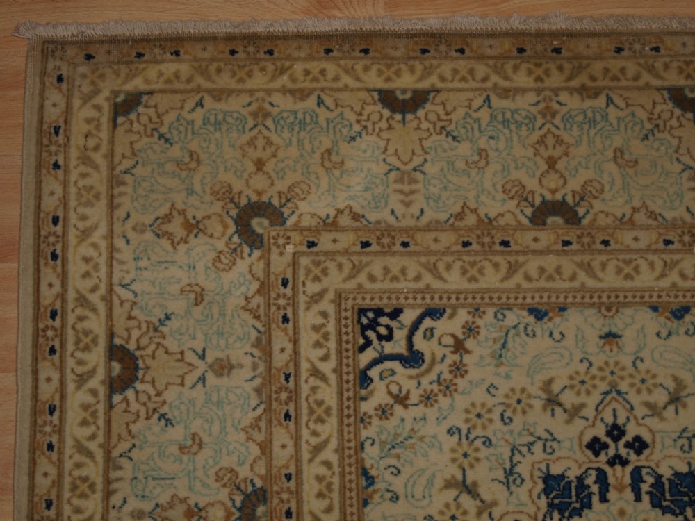 ANTIQUE KASHAN RUG OF FINE WEAVE WTH SOFT COLOURS, CIRCA 1900/20. View III