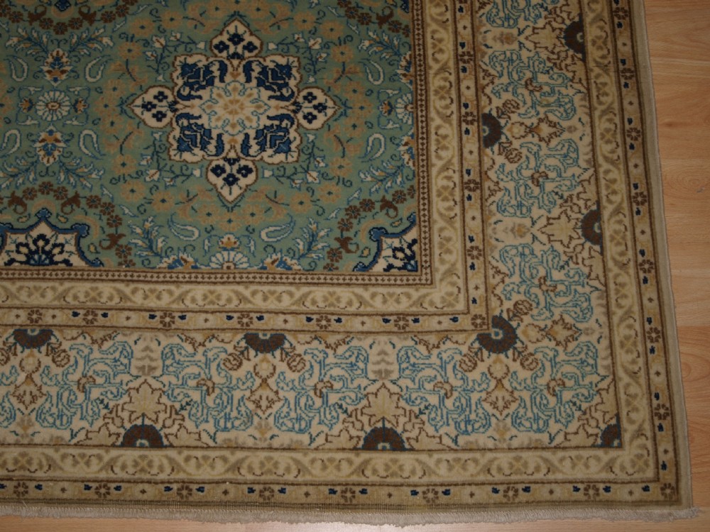 ANTIQUE KASHAN RUG OF FINE WEAVE WTH SOFT COLOURS, CIRCA 1900/20. View IX