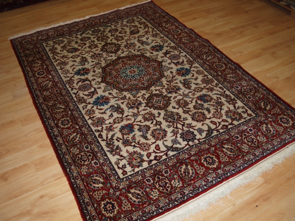 ANTIQUE ISFAHAN RUG, FINE WEAVE AND TRADITIONAL DESIGN, CIRCA 1920.