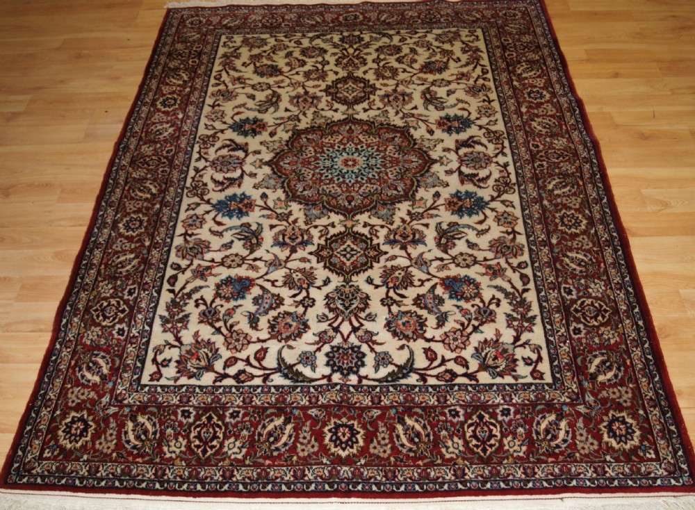ANTIQUE ISFAHAN RUG, FINE WEAVE AND TRADITIONAL DESIGN, CIRCA 1920. View III