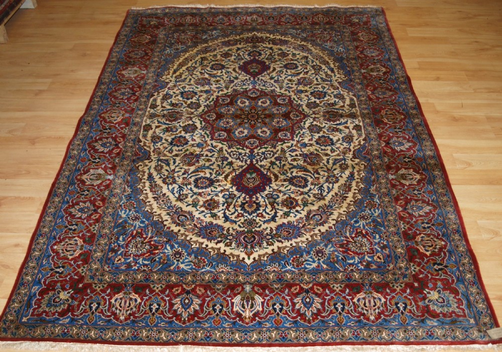 OLD ISFAHAN RUG, VERY FINE WITH SILK FOUNDATION, CIRCA 1920/30 View II