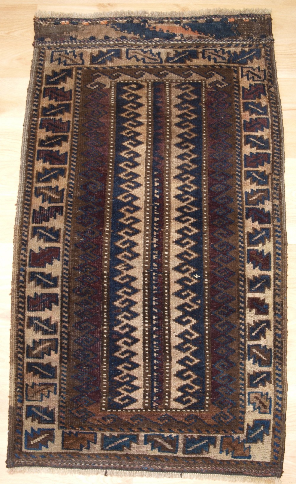 ANTIQUE AFGHAN BALUCH BALISHT GRAIN BAG FACE, SMALL RUG, CIRCA 1900.
