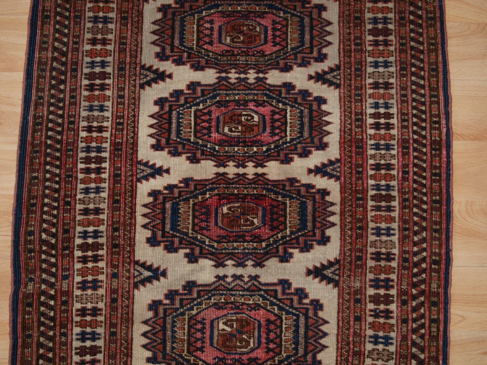 ANTIQUE SARYK TURKMEN RUG OF SMALL SIZE, IVORY GROUND, CIRCA 1900. View IV