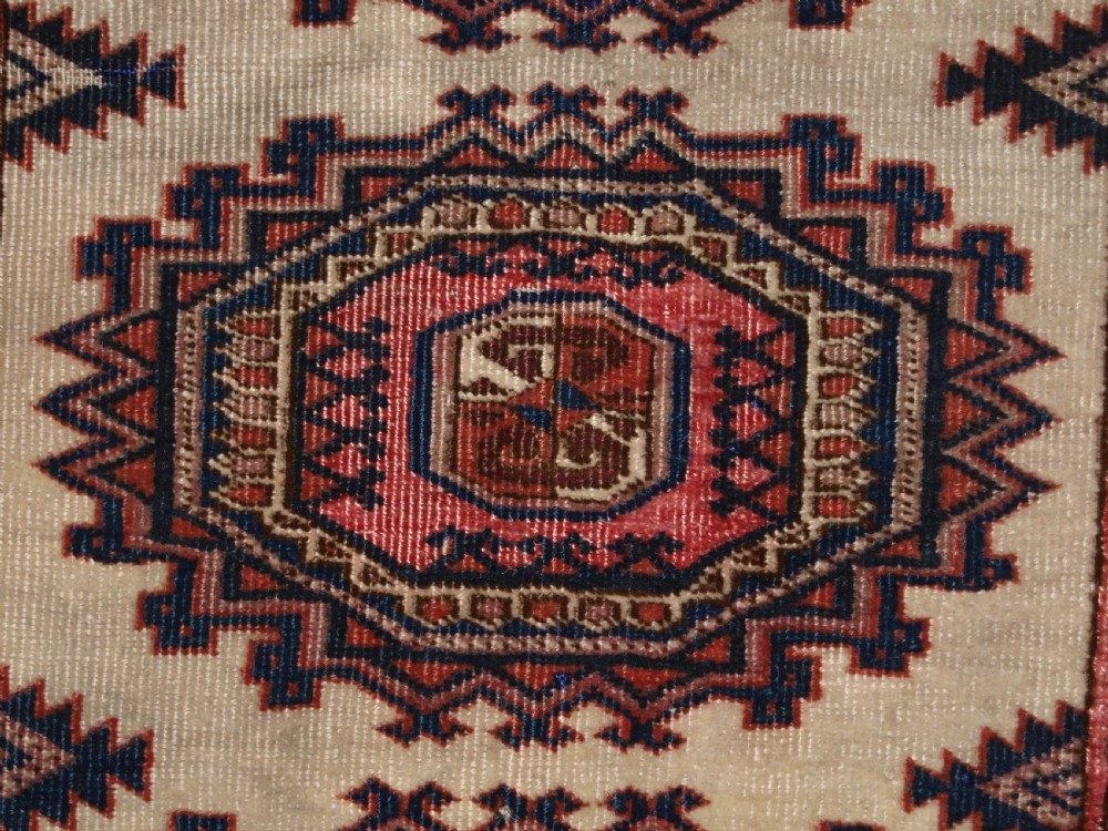ANTIQUE SARYK TURKMEN RUG OF SMALL SIZE, IVORY GROUND, CIRCA 1900. View VII