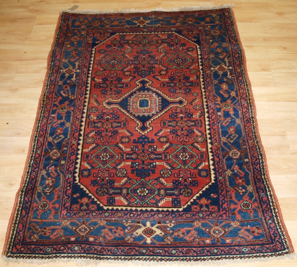 OLD VILLAGE RUG, HAMADAN REGION, SMALL SIZE, CIRCA 1920.