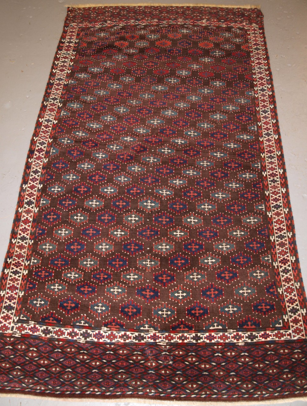 ANTIQUE YOMUT TURKMEN MAIN CARPET, UNUSUAL DESIGN, SMALL SIZE, CIRCA 1880.
