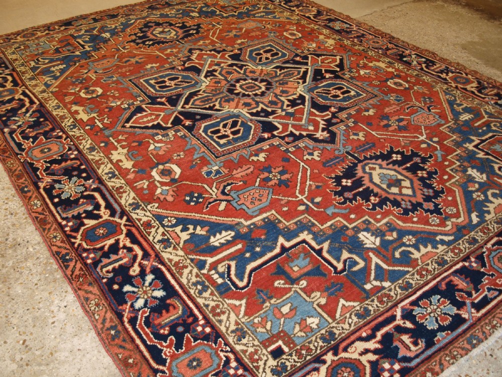 ANTIQUE PERSIAN HERIZ CARPET, SOFT RED FIELD, SUPERB CONDITION, CIRCA 1920.