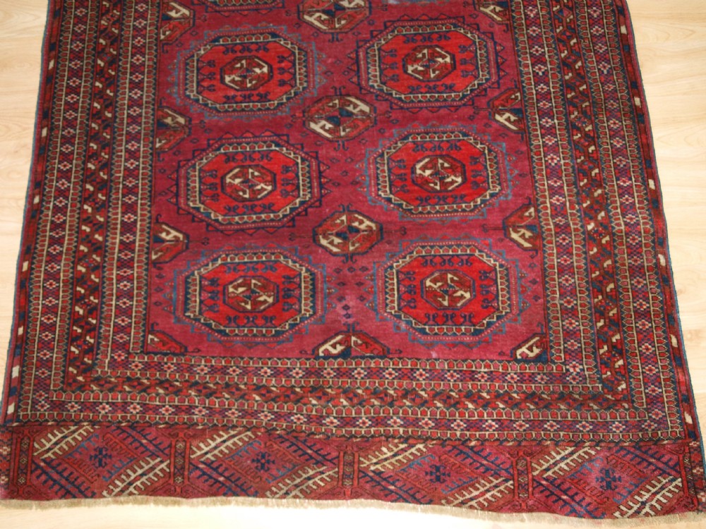 ANTIQUE TEKKE TURKMEN RUG WITH SALOR GULS, COCHINEAL COLOUR, CIRCA 1890. View VII
