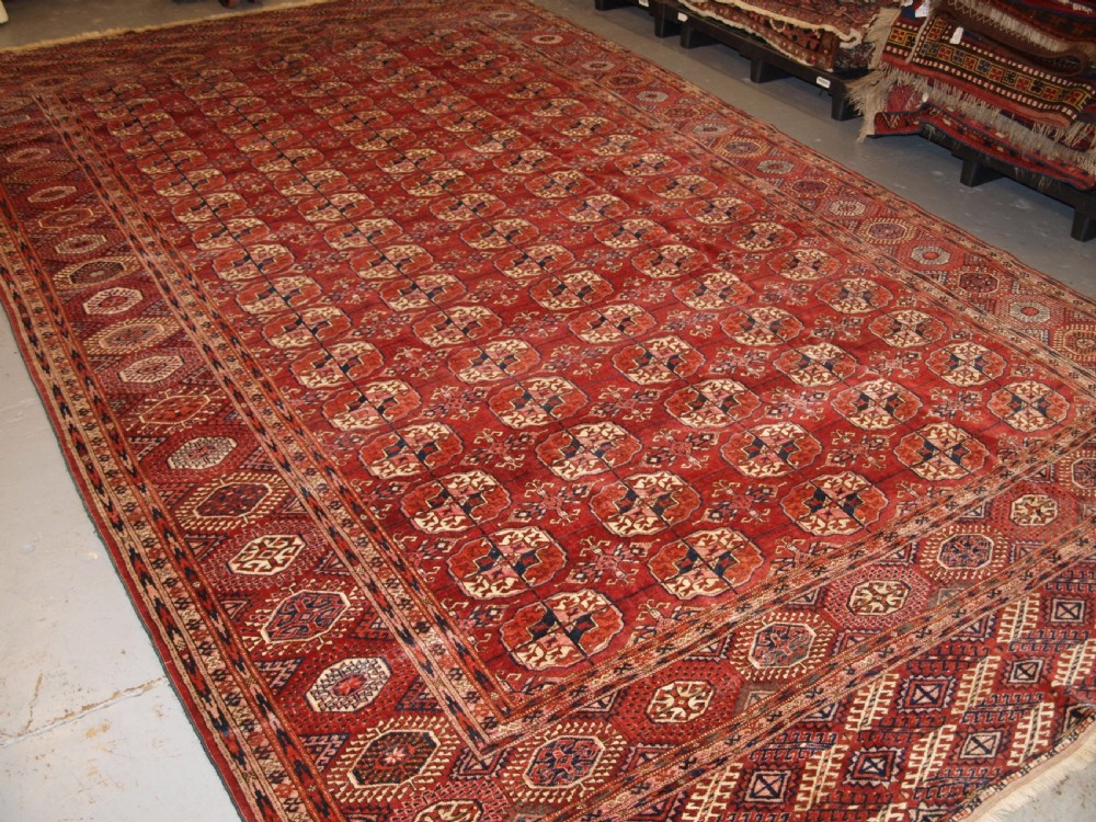 ANTIQUE TEKKE TURKMEN MAIN CARPET OF LARGE SIZE, SUPERB COLOUR CIRCA 1890.