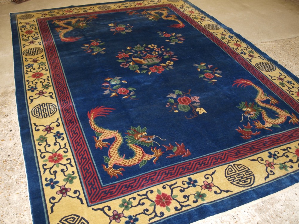 ANTIQUE CHINESE PEKING CARPET WITH FOUR DRAGONS, CIRCA 1920.