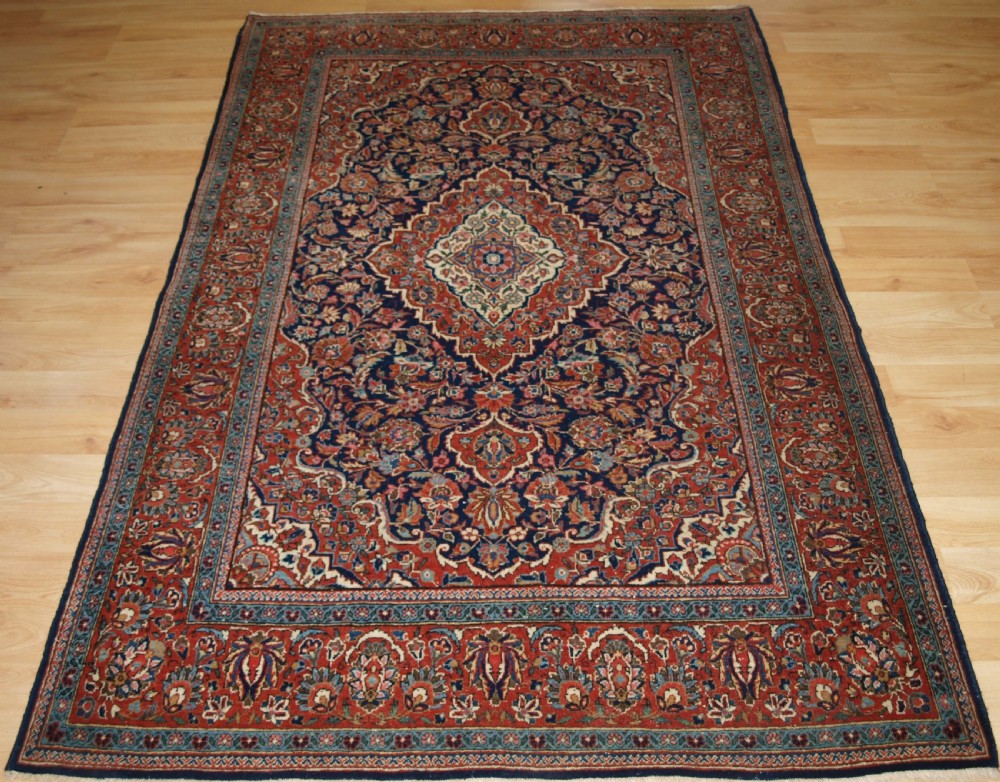 ANTIQUE KASHAN RUG OF TRADITIONAL DESIGN, CIRCA 1920.