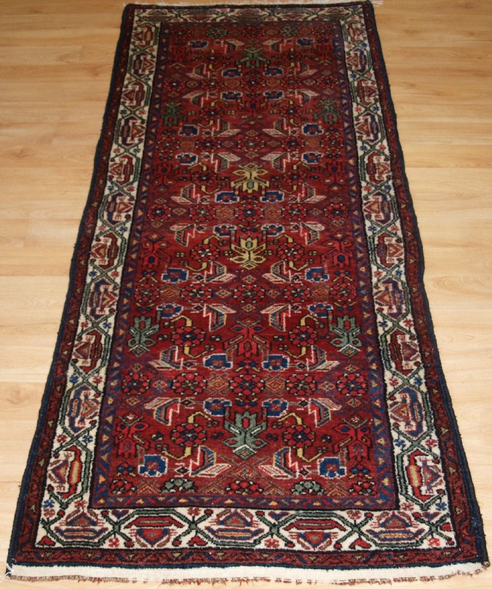 OLD SARABENT VILLAGE RUNNER, SCARCE SMALL SIZE, CIRCA 1920/30.