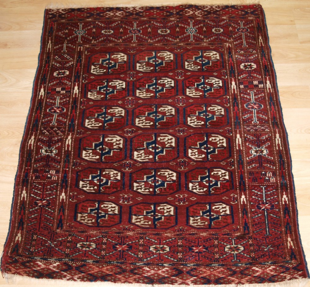ANTIQUE TEKKE TURKMEN RUG OF SMALL SIZE, CIRCA 1900.