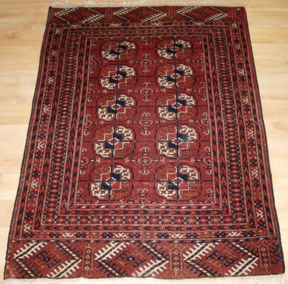 ANTIQUE TEKKE TURKMEN RUG, SMALL SIZE AND GOOD COLOUR, CIRCA 1900.