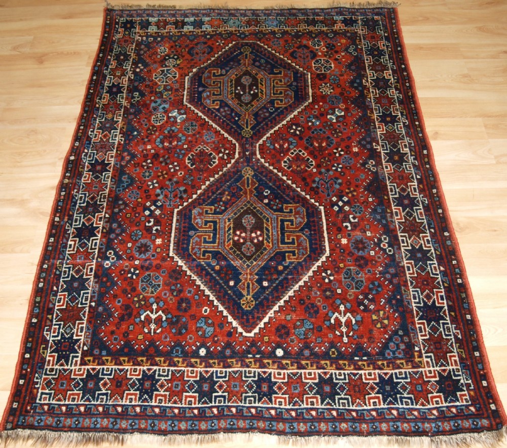 OLD KHAMSEH SHIRAZ RUG, CIRCA 1920.