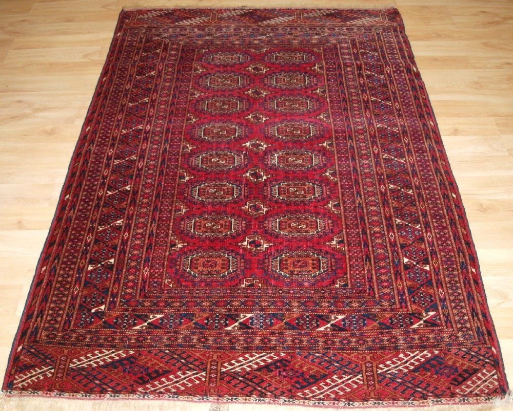 ANTIQUE TEKKE TURKMEN RUG WITH SALOR GULS, CIRCA 1900.