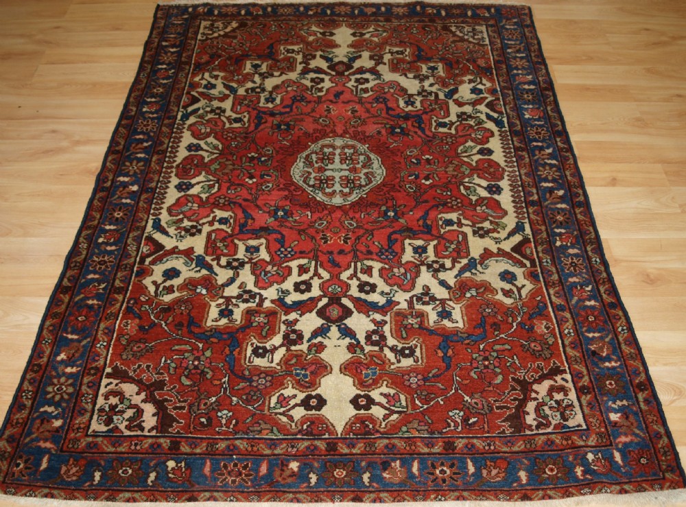 ANTIQUE TAFRESH VILLAGE RUG OF CLASSIC DESIGN, CIRCA 1900.