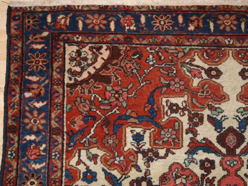 ANTIQUE TAFRESH VILLAGE RUG OF CLASSIC DESIGN, CIRCA 1900. View III