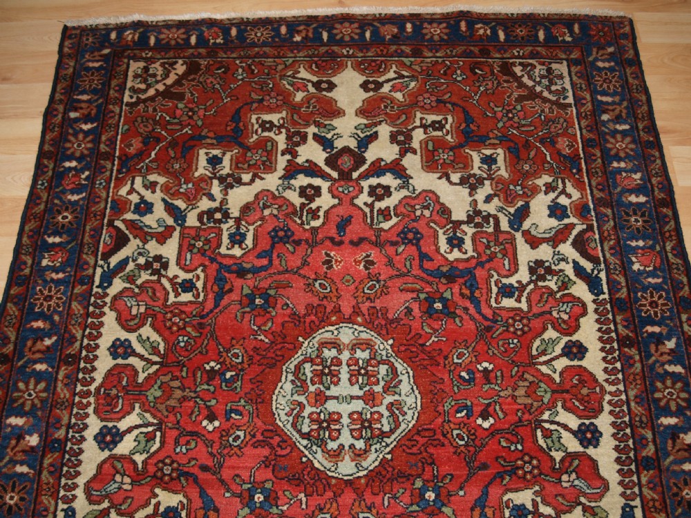 ANTIQUE TAFRESH VILLAGE RUG OF CLASSIC DESIGN, CIRCA 1900. View IV