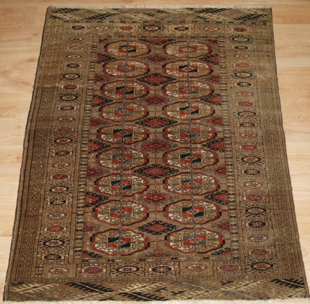 ANTIQUE TEKKE TURKMEN RUG WITH FADED COLOURS, CIRCA 1900.