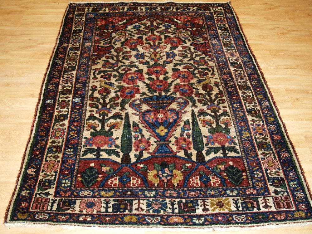 ANTIQUE BAKHTIARI RUG OF VASE AND GARDEN DESIGN, CIRCA 1900/20.