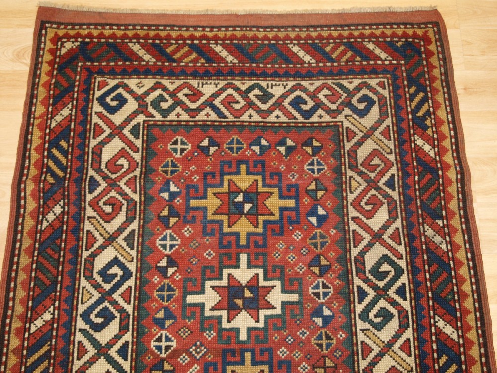 ANTIQUE CAUCASIAN KAZAK RUG WITH MEMLINC GULS, SMALL SIZE, CIRCA 1900. View IV