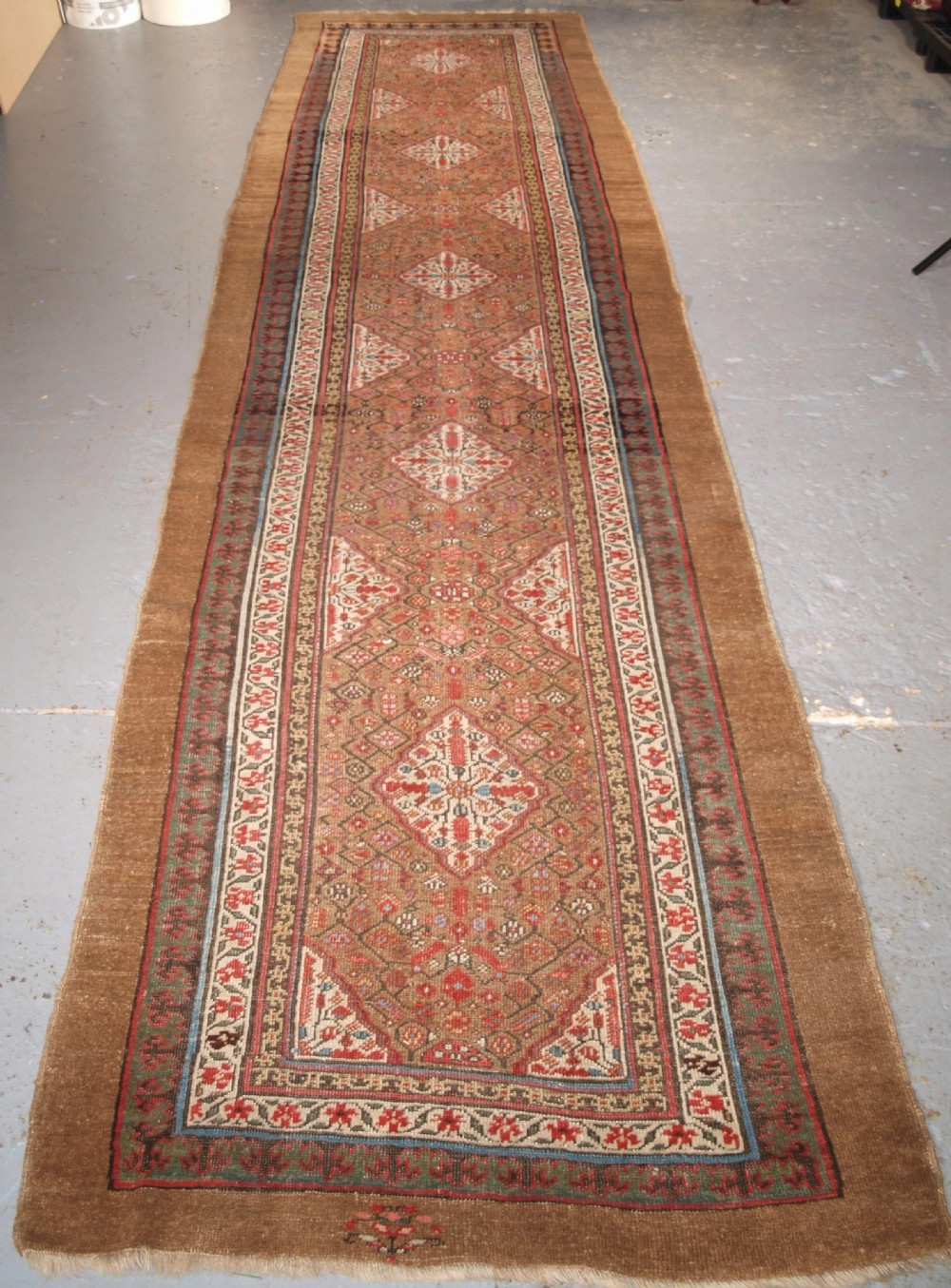 ANTIQUE SARAB RUNNER WITH CAMEL GROUND, SOFT COLOURS, CIRCA 1880.