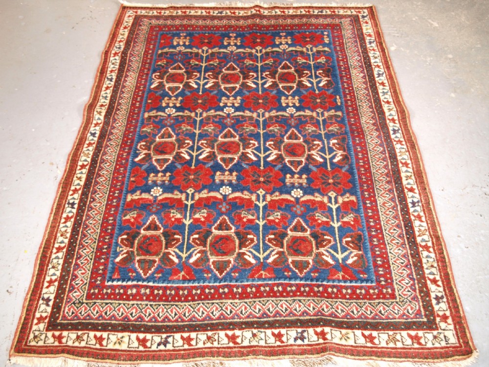 ANTIQUE AFSHAR RUG WITH UNUSUAL LARGE FLOWER DESIGN, CIRCA 1900.