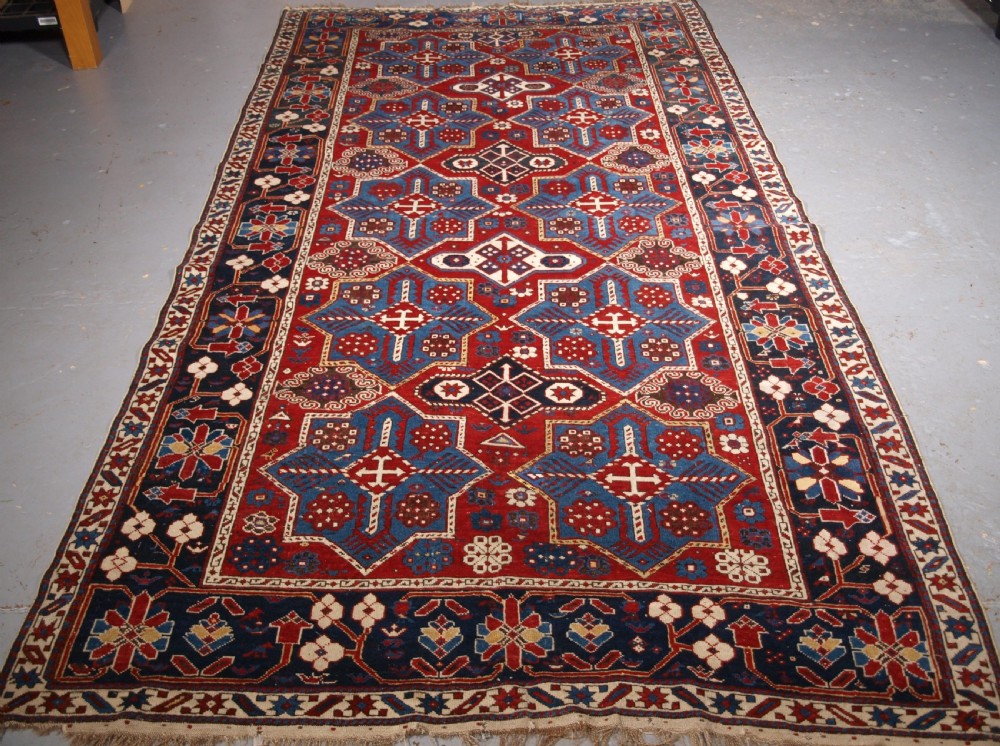 ANTIQUE CAUCASIAN SHIRVAN RUG WITH AKSTAFA STAR DESIGN, CIRCA 1890.