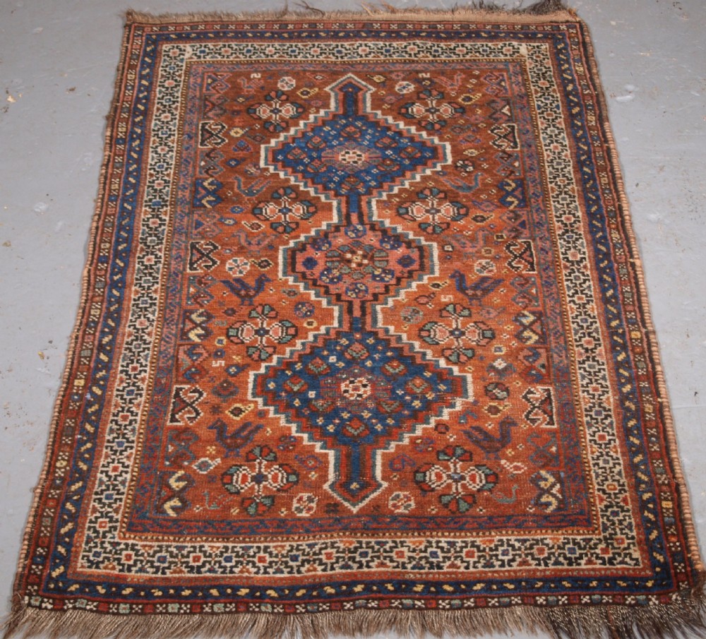 ANTIQUE KHAMSEH SHIRAZ TRIBAL RUG OF SMALL SIZE, CIRCA 1910.