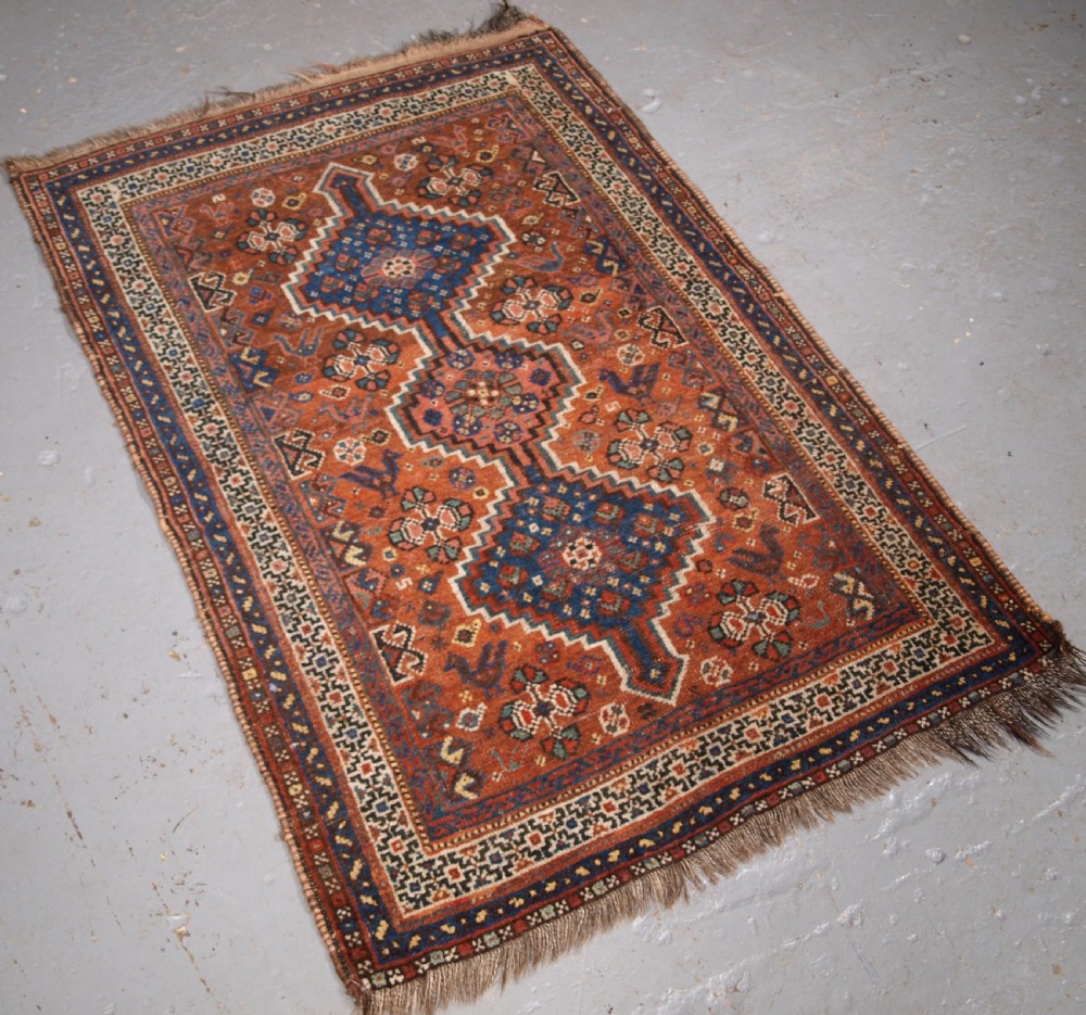 ANTIQUE KHAMSEH SHIRAZ TRIBAL RUG OF SMALL SIZE, CIRCA 1910. View II