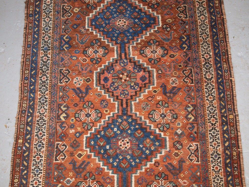 ANTIQUE KHAMSEH SHIRAZ TRIBAL RUG OF SMALL SIZE, CIRCA 1910. View IV