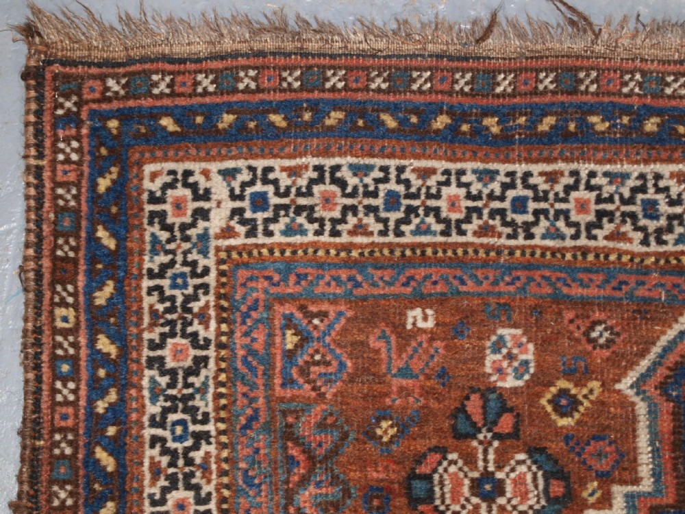 ANTIQUE KHAMSEH SHIRAZ TRIBAL RUG OF SMALL SIZE, CIRCA 1910. View VI