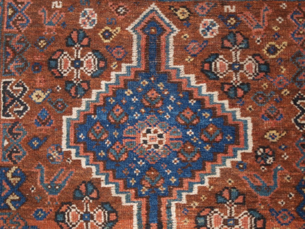 ANTIQUE KHAMSEH SHIRAZ TRIBAL RUG OF SMALL SIZE, CIRCA 1910. View VIII
