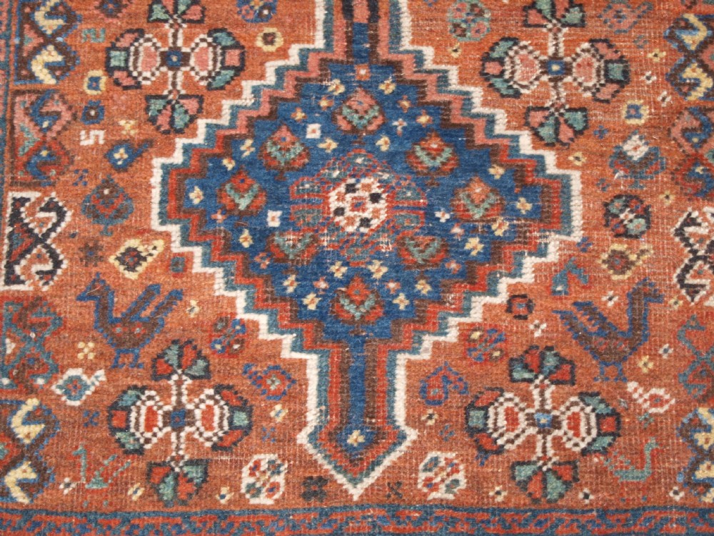 ANTIQUE KHAMSEH SHIRAZ TRIBAL RUG OF SMALL SIZE, CIRCA 1910. View X