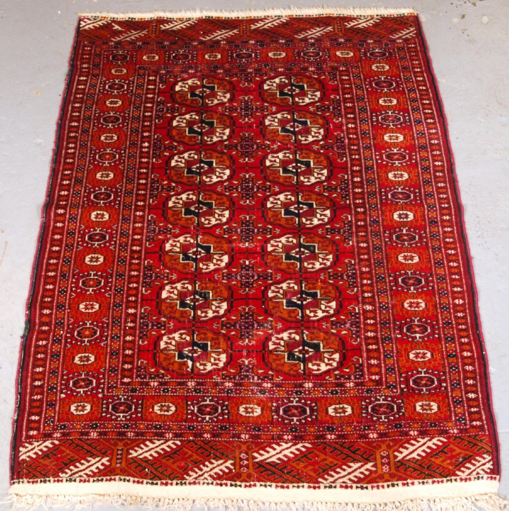 ANTIQUE TEKKE TURKMEN RUG OF SMALL SIZE, CIRCA 1900.