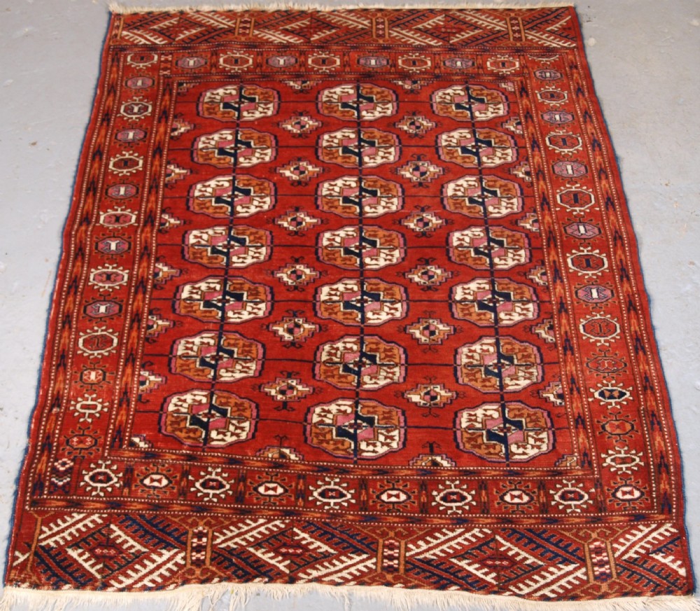 ANTIQUE TEKKE TURKMEN RUG OF SMALL SQUARE SIZE, CIRCA 1900.