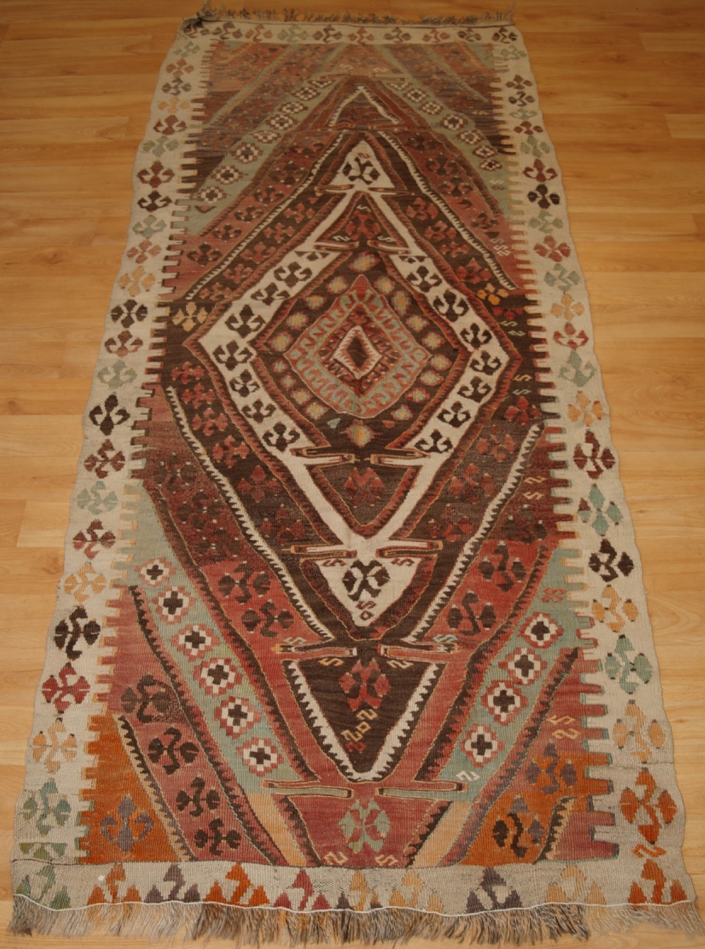 ANTIQUE TURKISH KAYSERI KILIM, SINGLE MEDALLION DESIGN, CIRCA 1920.