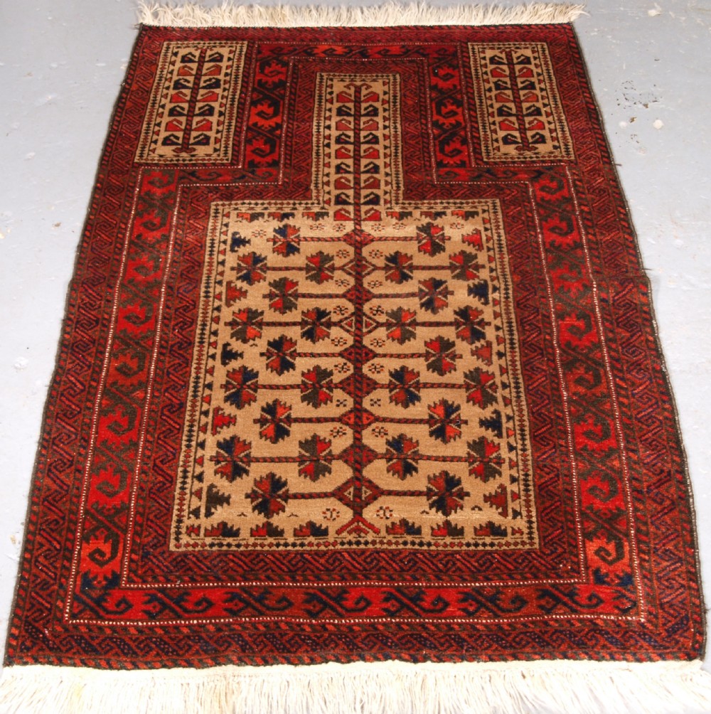 ANTIQUE CAMEL GROUND AFGHAN BALUCH PRAYER RUG WITH TREE OF LIFE, CIRCA 1900/20.
