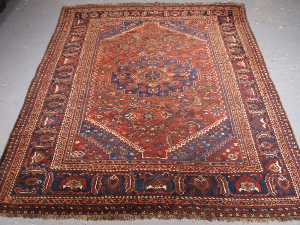 ANTIQUE KHAMSEH BAHARLU TRIBAL RUG, SINGLE MEDALLION, CIRCA 1900/20.