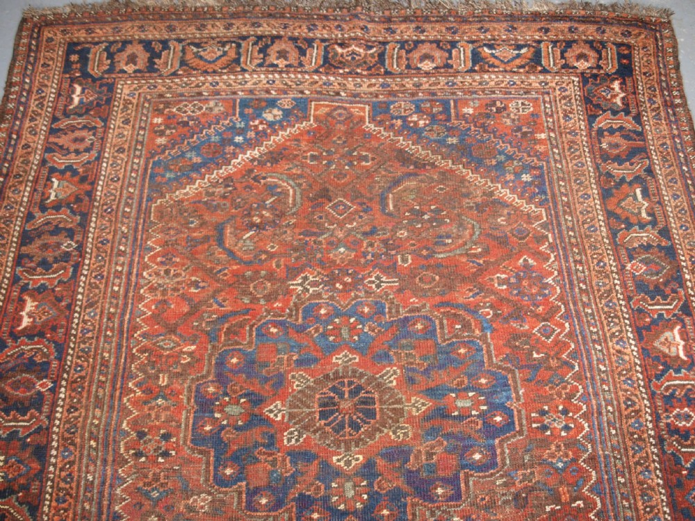 ANTIQUE KHAMSEH BAHARLU TRIBAL RUG, SINGLE MEDALLION, CIRCA 1900/20. View II