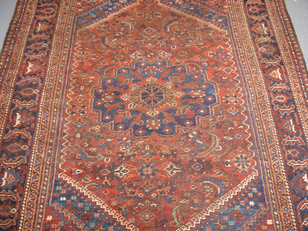 ANTIQUE KHAMSEH BAHARLU TRIBAL RUG, SINGLE MEDALLION, CIRCA 1900/20. View III