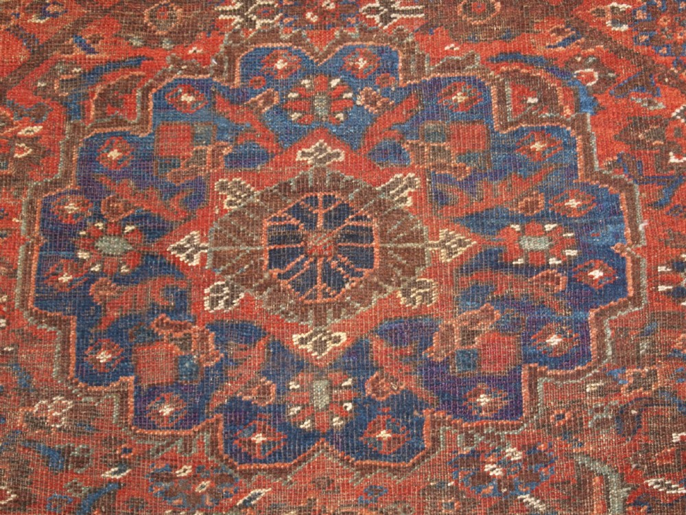 ANTIQUE KHAMSEH BAHARLU TRIBAL RUG, SINGLE MEDALLION, CIRCA 1900/20. View V