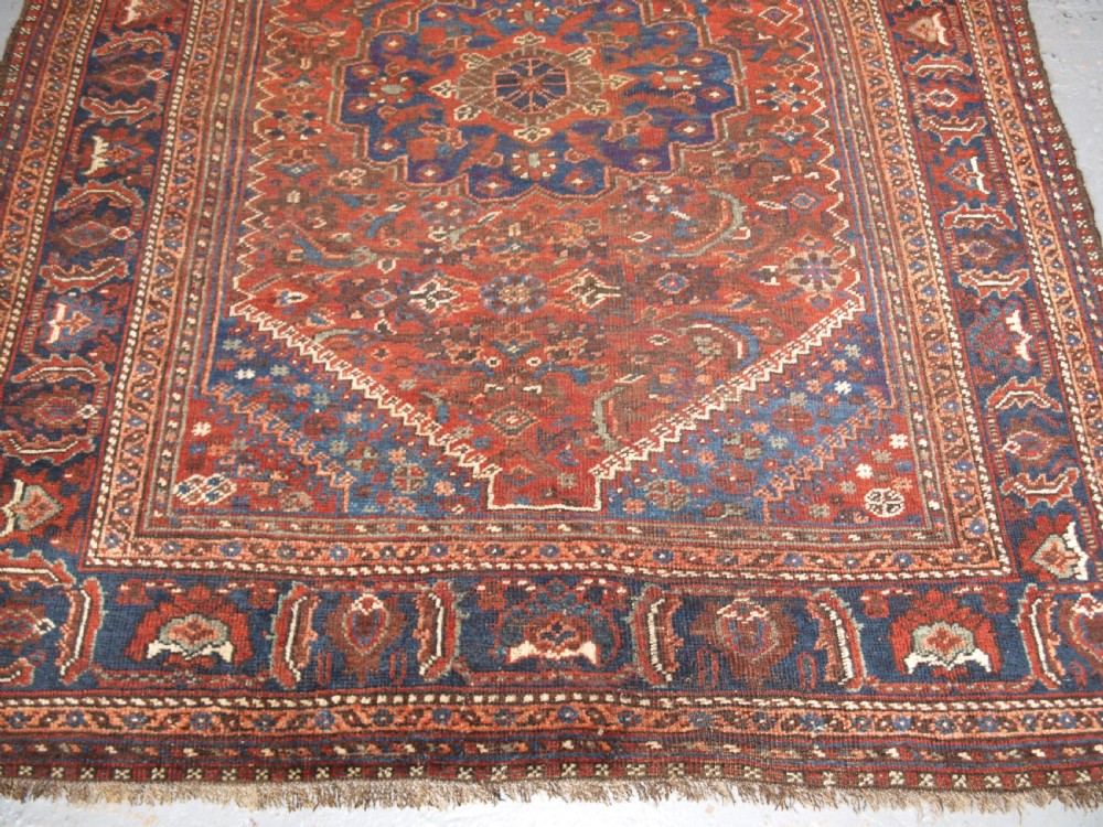 ANTIQUE KHAMSEH BAHARLU TRIBAL RUG, SINGLE MEDALLION, CIRCA 1900/20. View VI