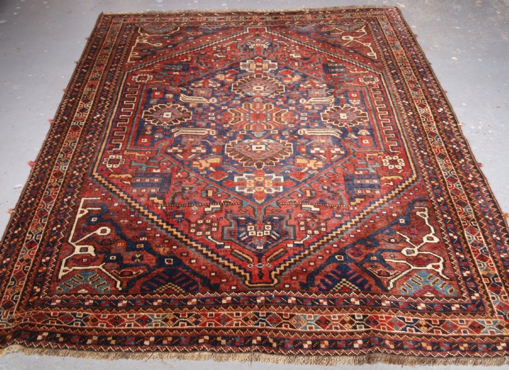 ANTIQUE KHAMSEH TRIBAL RUG WITH SUPERB DESIGN AND COLOUR, CIRCA 1900/20.