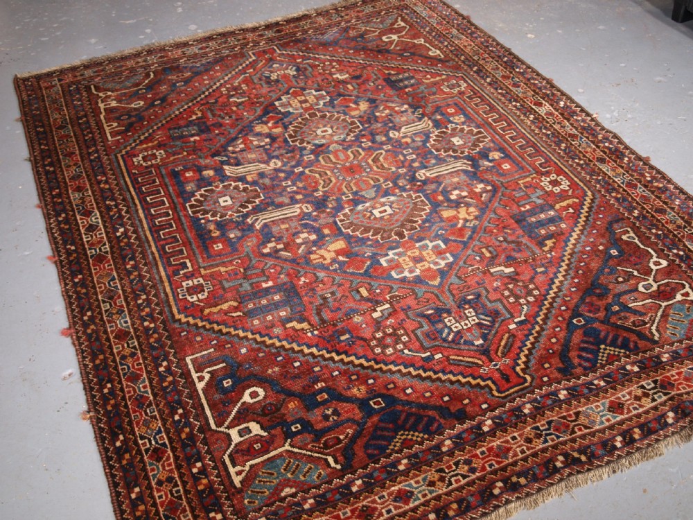ANTIQUE KHAMSEH TRIBAL RUG WITH SUPERB DESIGN AND COLOUR, CIRCA 1900/20. View II