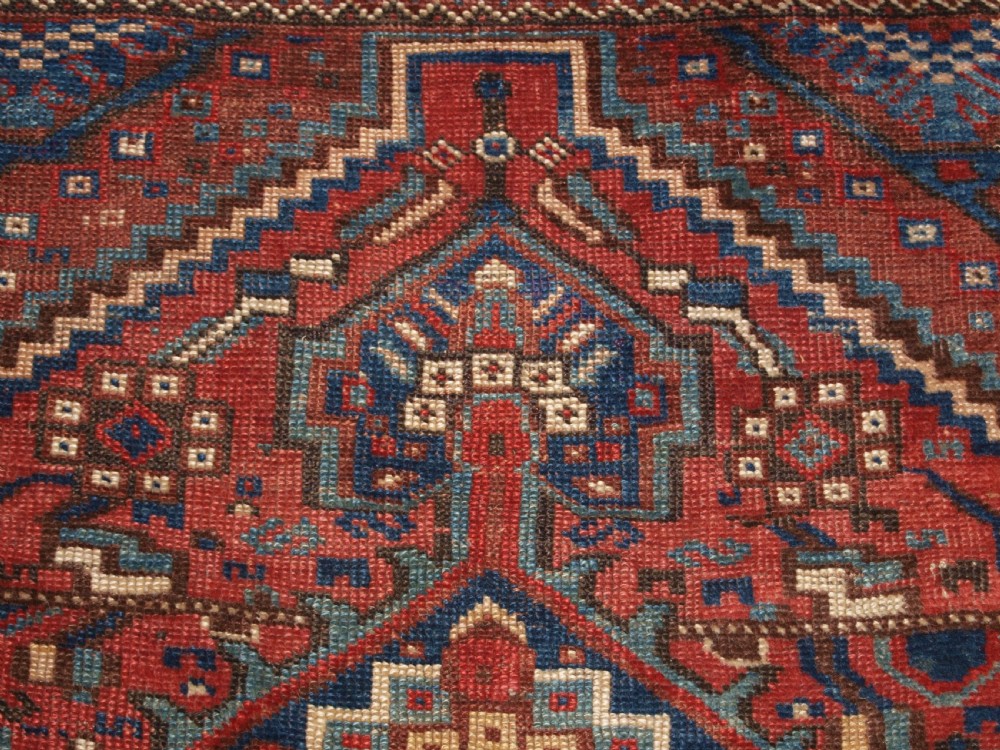 ANTIQUE KHAMSEH TRIBAL RUG WITH SUPERB DESIGN AND COLOUR, CIRCA 1900/20. View X