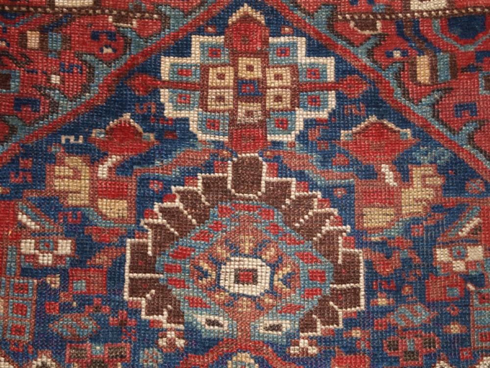 ANTIQUE KHAMSEH TRIBAL RUG WITH SUPERB DESIGN AND COLOUR, CIRCA 1900/20. View XI