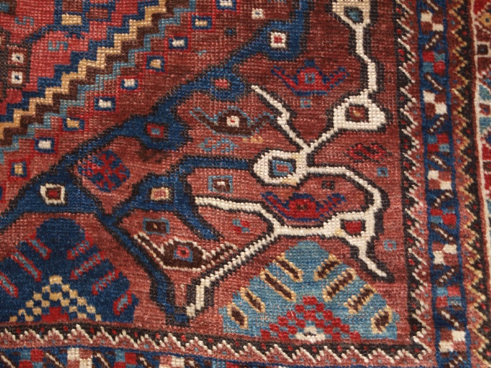 ANTIQUE KHAMSEH TRIBAL RUG WITH SUPERB DESIGN AND COLOUR, CIRCA 1900/20. View XV